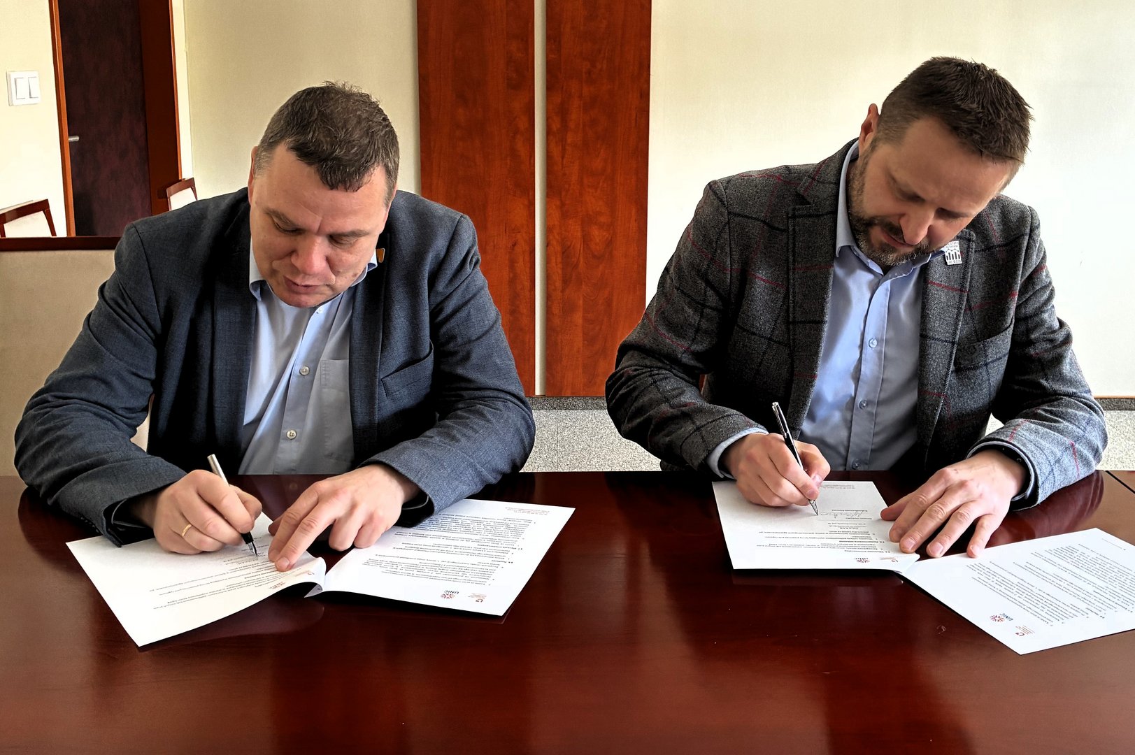 from the left: dr hab. Tomasz Gwizdałła (Dean of the Faculty of Physics and Applied Informatics), Marek Bartosik (Management Board member at GFT)
