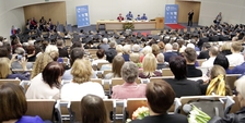 aula pełna osób, widok od tyłu na całą aulę