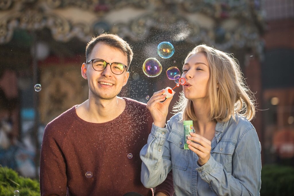 Zdjęcie przedstawia dwójkę studentów