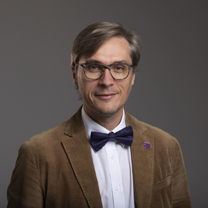 Mariusz Sokołowicz, a brown haired man wearing glasses