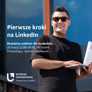 uśmiechnięty mężczyzna z laptopem