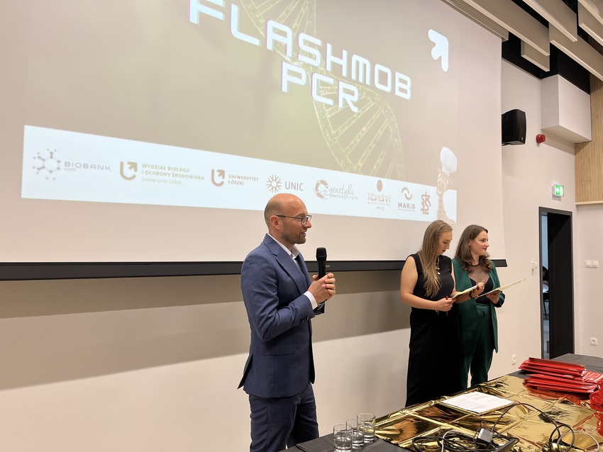 Uroczysta premiera filmu "FLASHMOB PCR". Na zdjęciu od lewej twórcy projektu: Błażej Marciniak, Klaudyna Królikowska i Monika Baranowska z Pracowni Biobank. Fot. Natalia Naworska