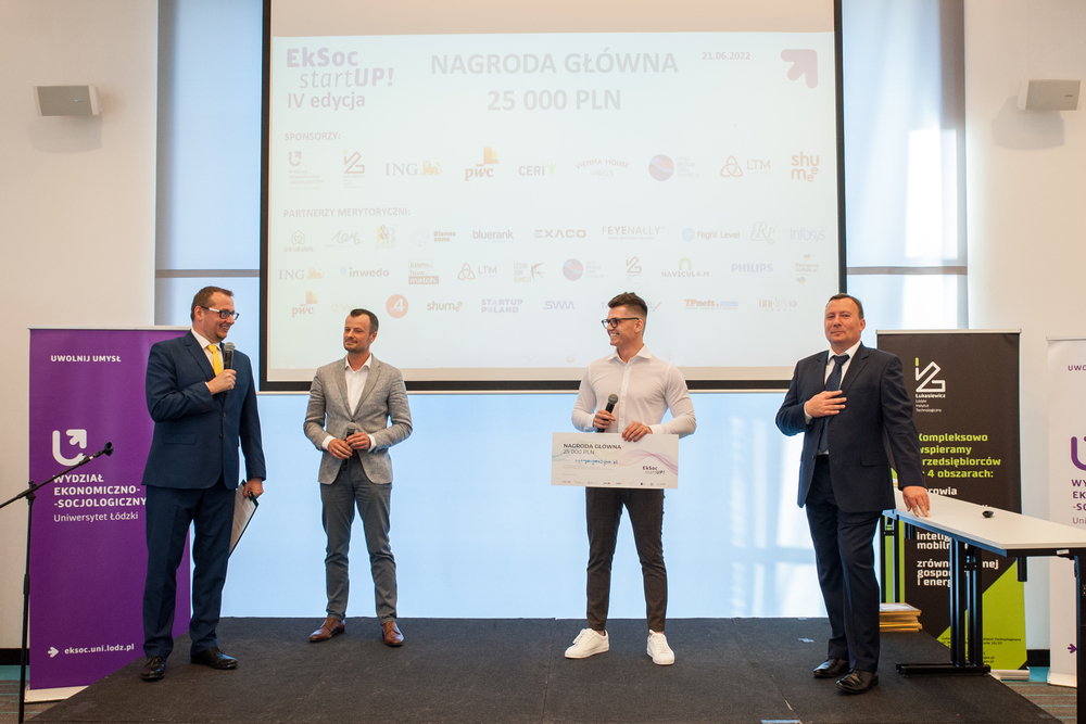 Gali finałowa IV edycji konkursu - laureat głównej nagrody odbiera symboliczny bon na 25000 zł
