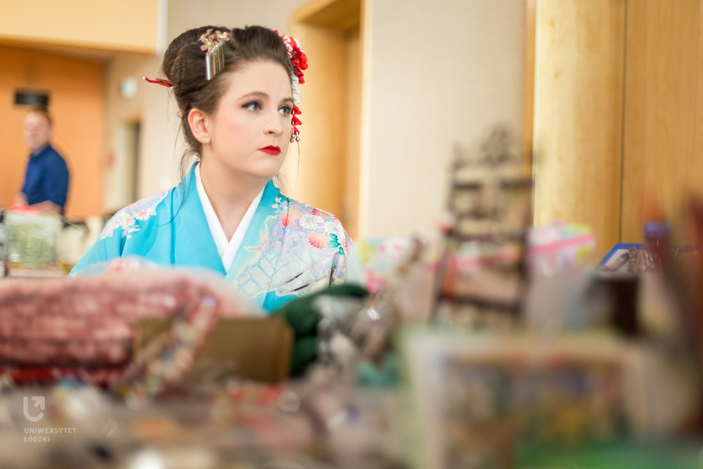 Kobieta ubrana w kimono