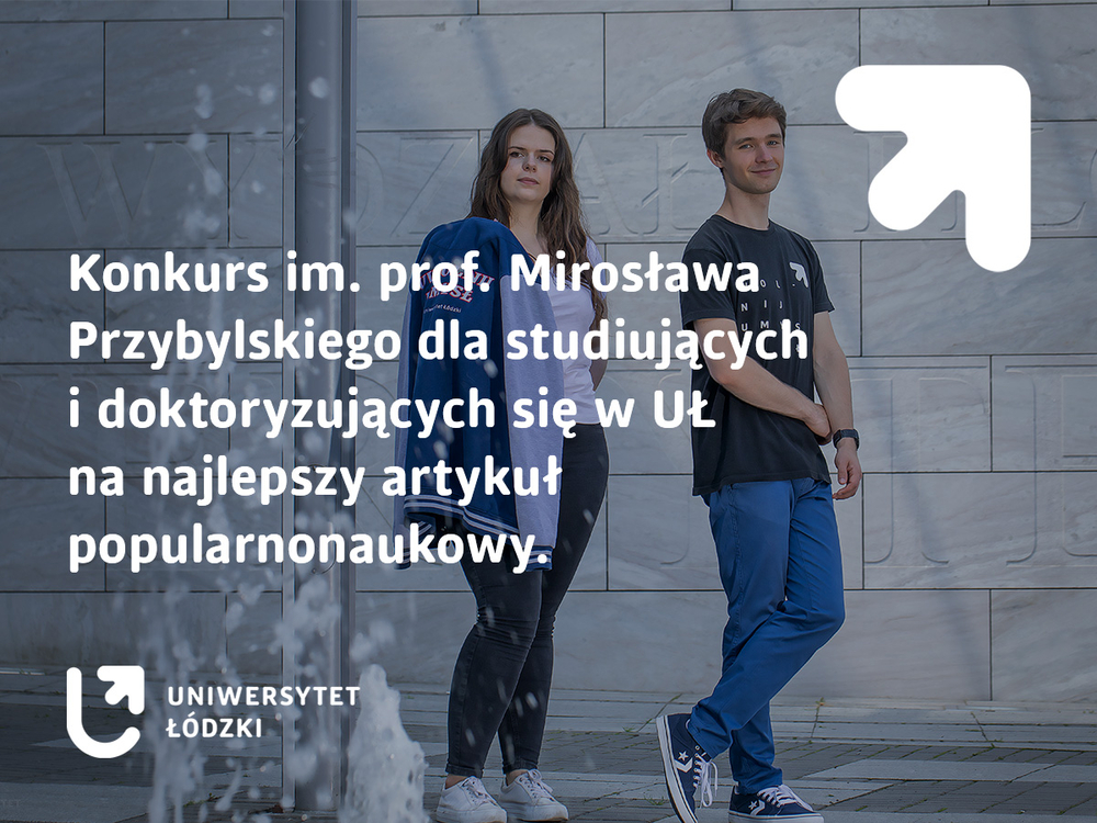 Studentka i student na tle szarej ściany z widocznymi wygrawerowanymi literami. Na pierwszym planie tryskająca woda z fontanny.