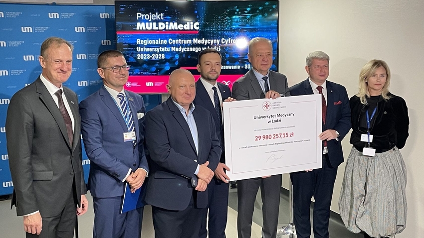 Symboliczne wręczenie czeku w Regionalnym Centrum Medycyny Cyfrowej UMED w Łodzi. Od lewej: prof. Janusz Piekarski (Prorektor UMED Łódź), Paweł Zawieja (Z-ca Kanclerza UMED Łódź), prof. Adam Antczak (Prorektor UMED Łódź), dr hab. Radosław Sierpiński (Prezes ABM), Prof. Radzisław Kordek (Rektor UMED Łódź), Jarosław Brózda (II Wicewojewoda Łódzki), dr Monika Domarecka (Dyrektor CSK)