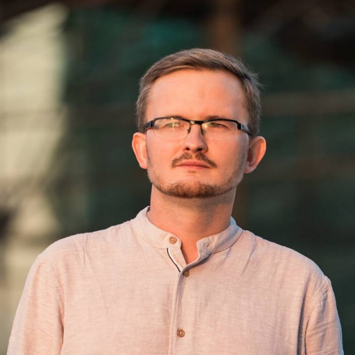 mężczyzna w jasnej koszuli