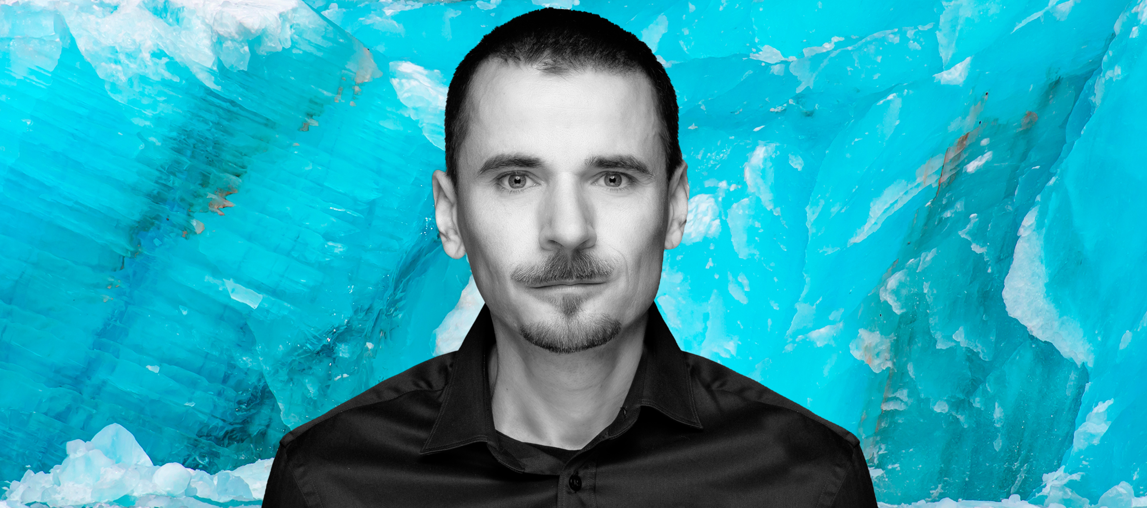 prof. Krzysztof Pabis na tle jednolitej ściany lodu lodowcowego