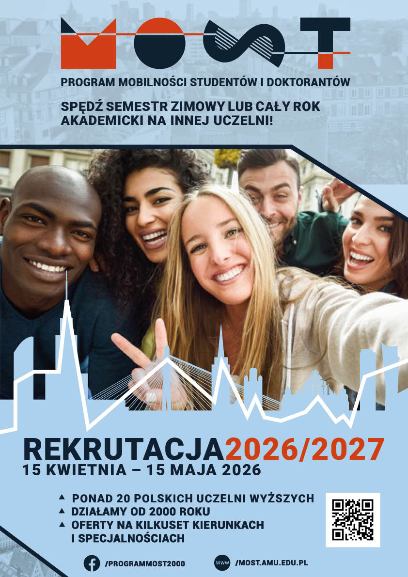grupa uśmiechniętych studentów