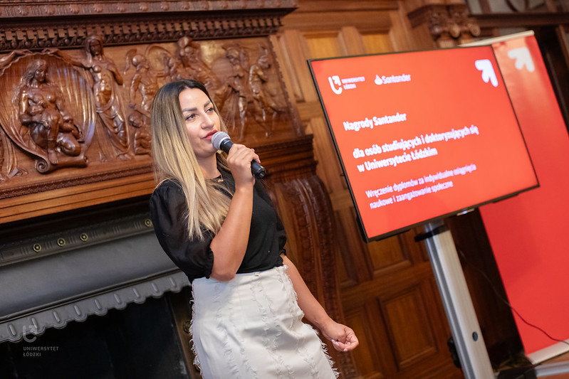 kobieta trzymająca mikrofon