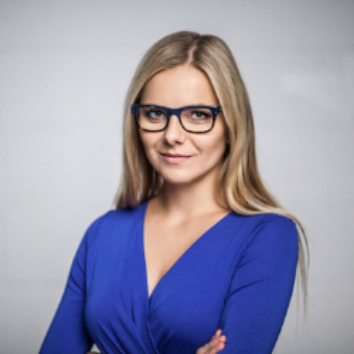 blondynka w okularach i niebieskiej bluzce na jasnym tle