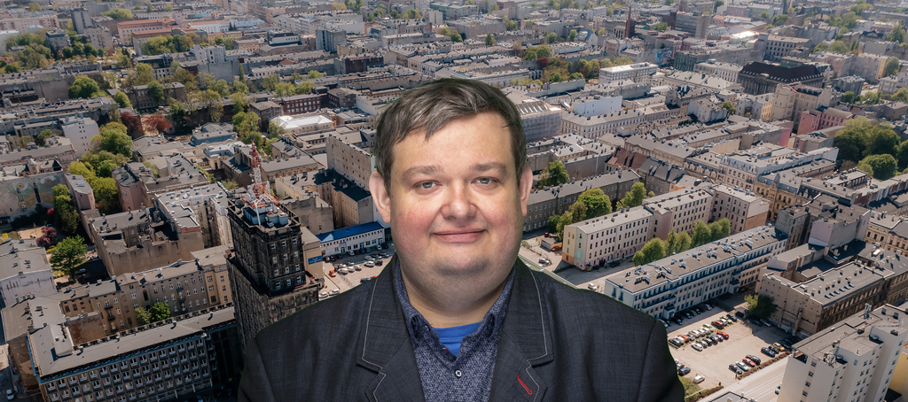 dr hab. Kamil Śmiechowski, prof. UŁ na tle zabudowy Łodzi