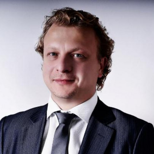 mężczyzna w garniturze na jasnym tle