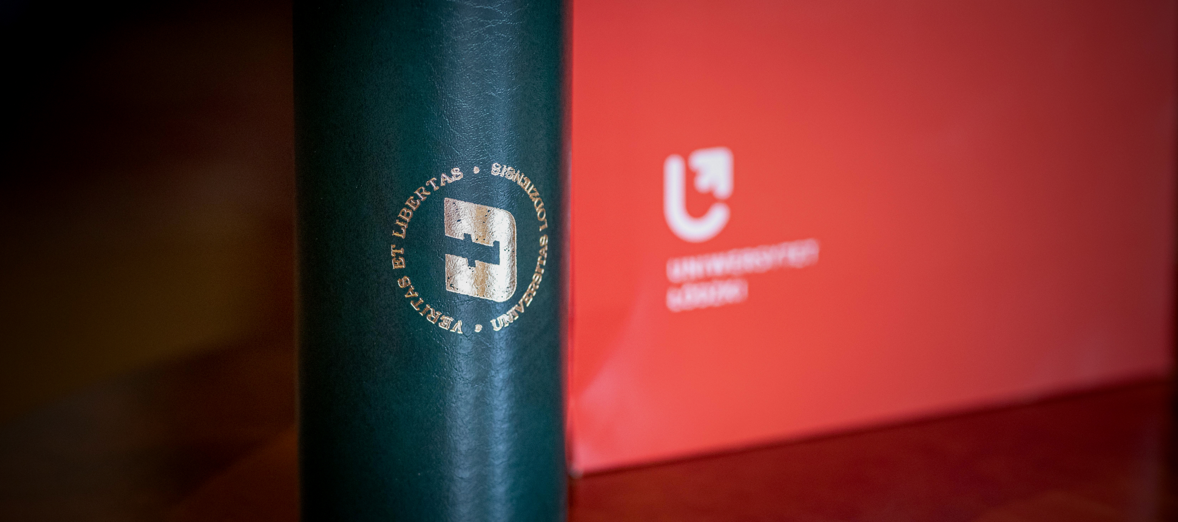 Odznaczenia UŁ tuba i teczka z logo