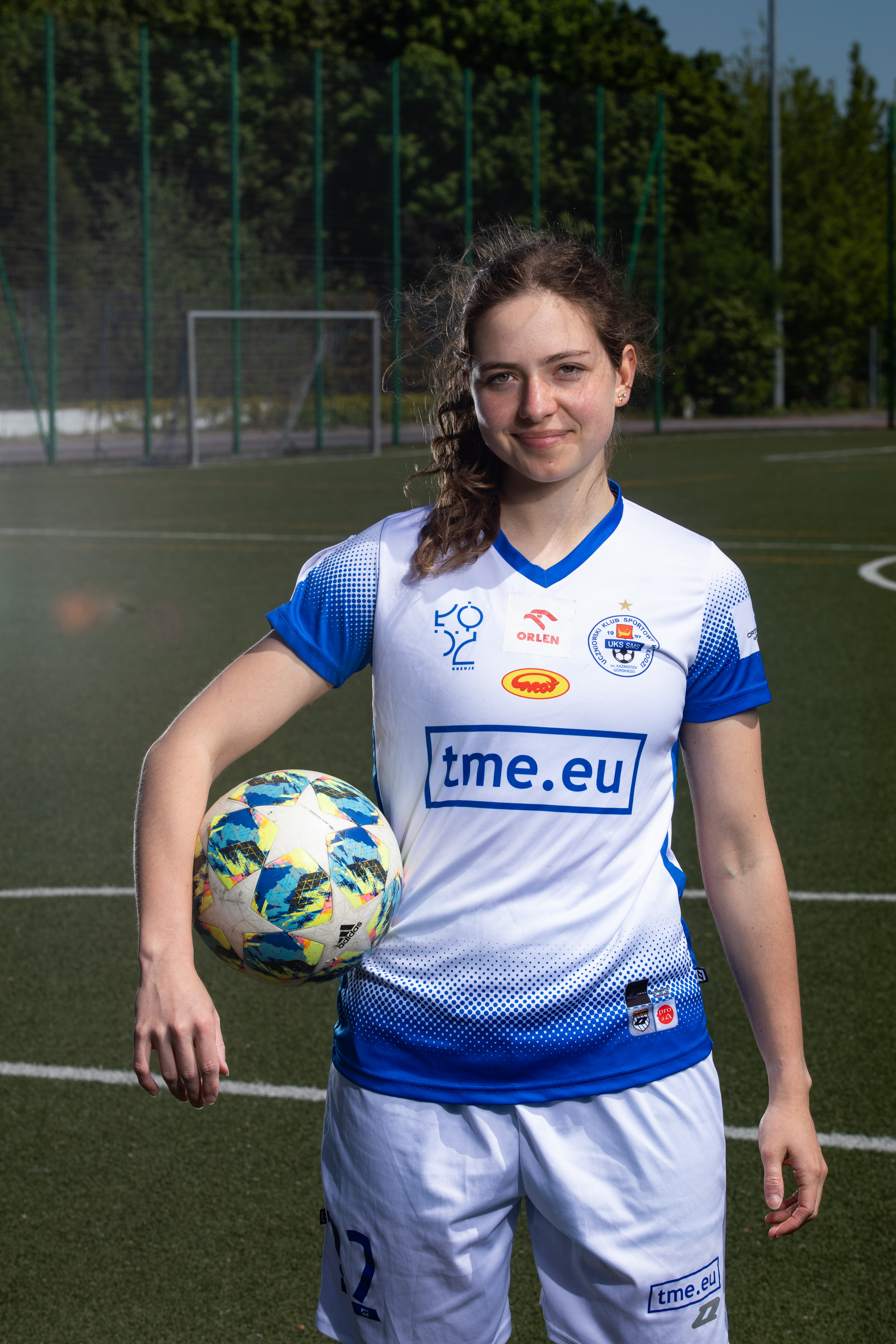 Dziewczyna w sportowym stroju z piłką