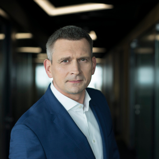 mężczyzna w garniturze na czarnym tle