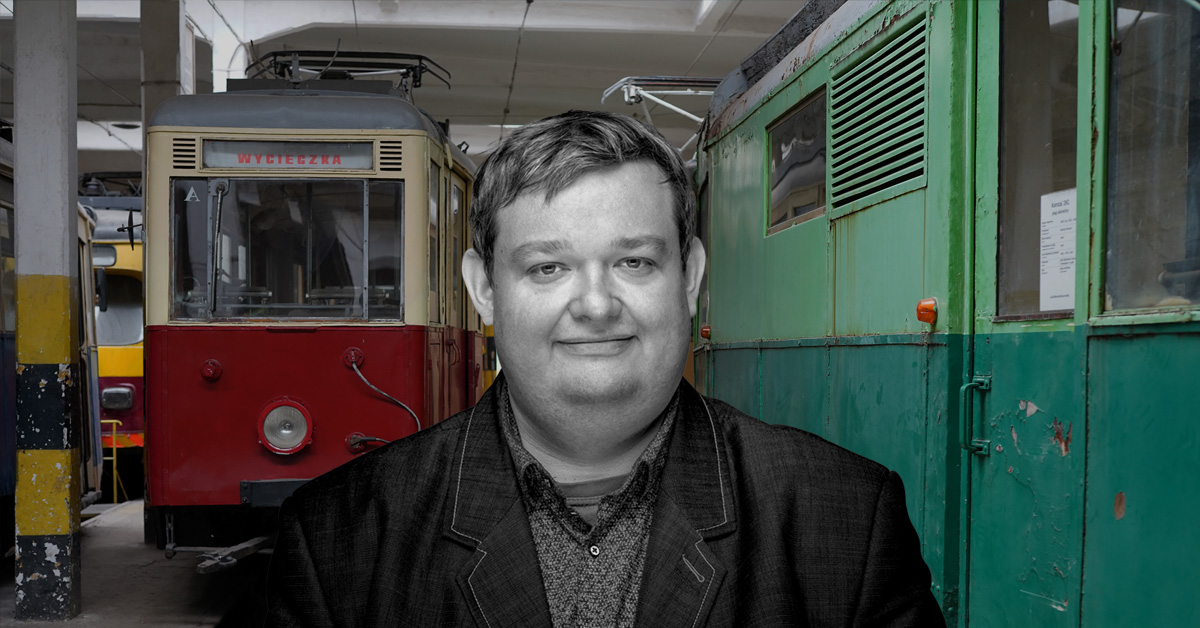 Portret dr hab. Kamila Śmiechowskiego, prof. UŁ na tle zabytkowych tramwajów