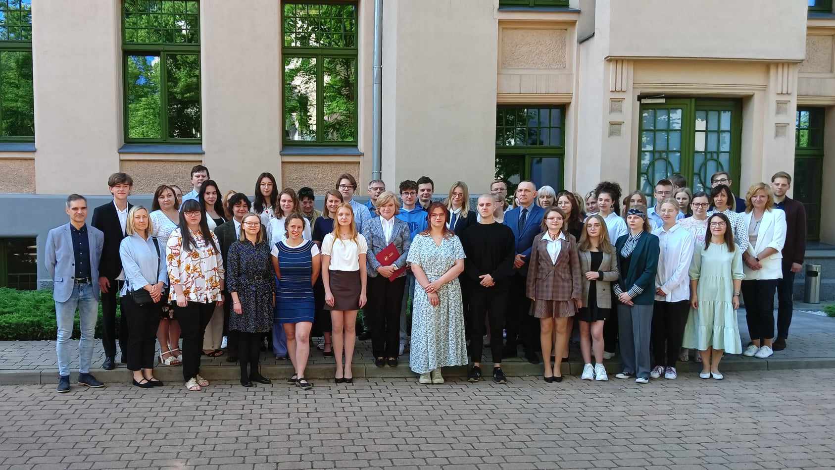Zdjęcie przedstawicieli Uniwersytetu Łódzkiego i absolwentów VI edycji Programu" Zdolny uczeń-świetny student" na tle budynku Rektoratu Uniwersytetu Łódzkiego.