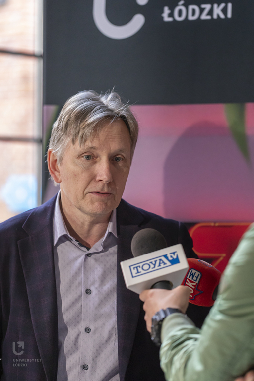 prof. Marek Adamczewski podczas śniadania prasowego UŁ