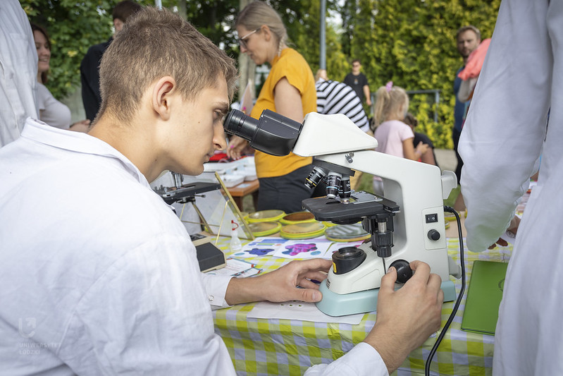 Chłopak patrzy przez mikroskop