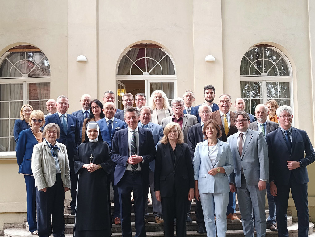 zdjęcie zbiorowe uczestników posiedzenia przed Pałacem Biedermanna