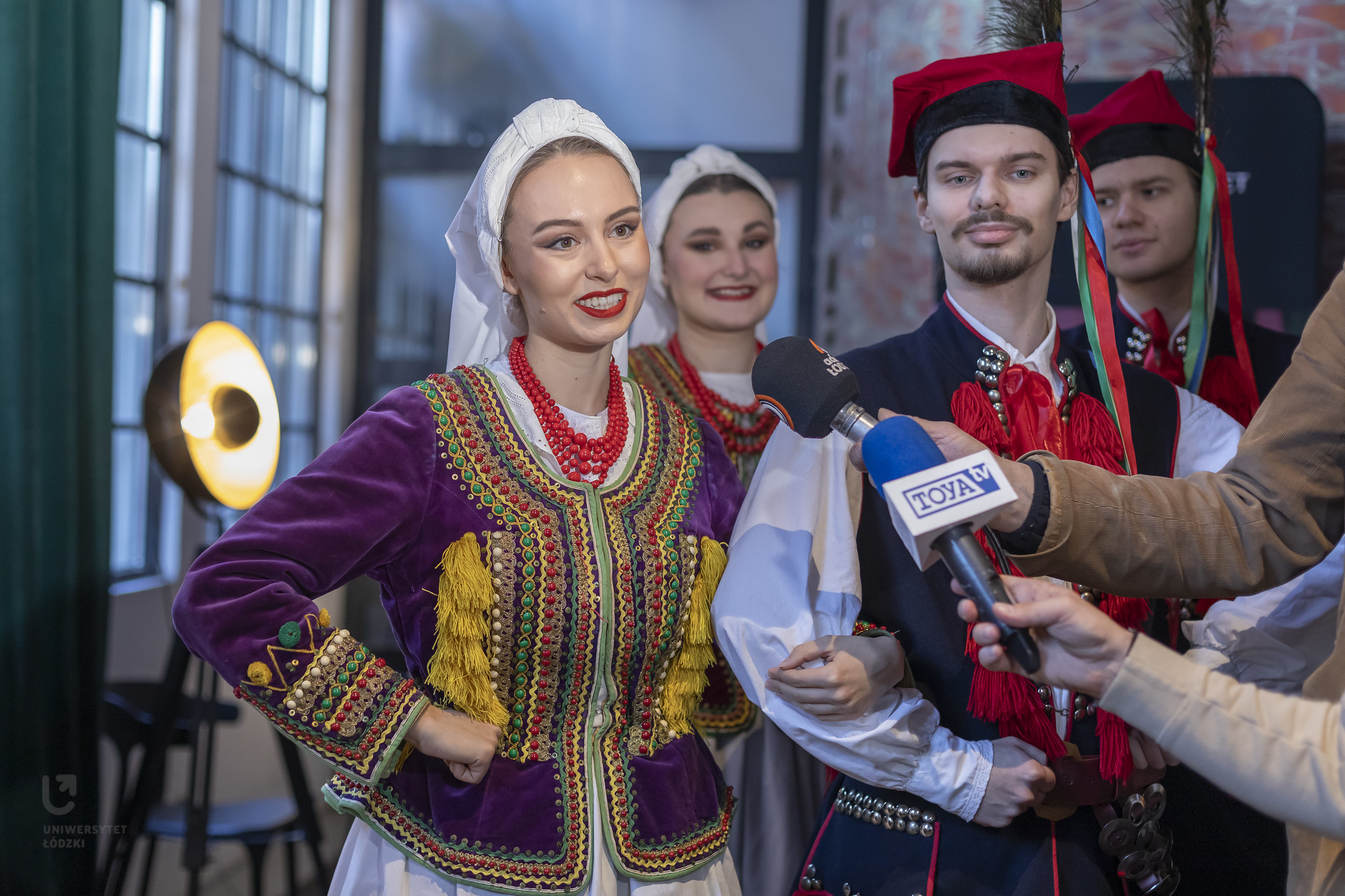 tancerka z zespołu Kujon w ludowym stroju podczas briefingu