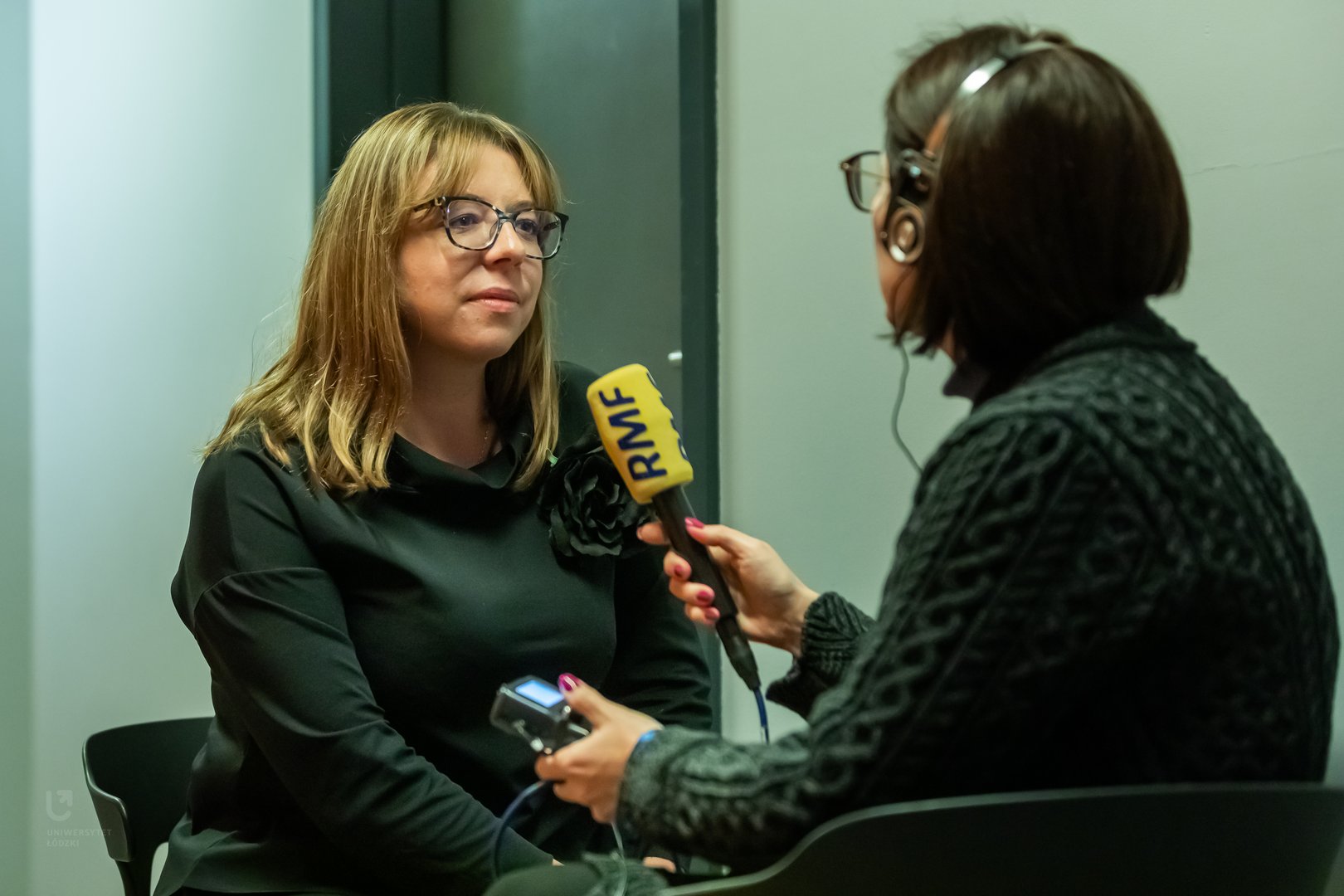 Dr Ewelina Kostrzewska z dziennikarką
