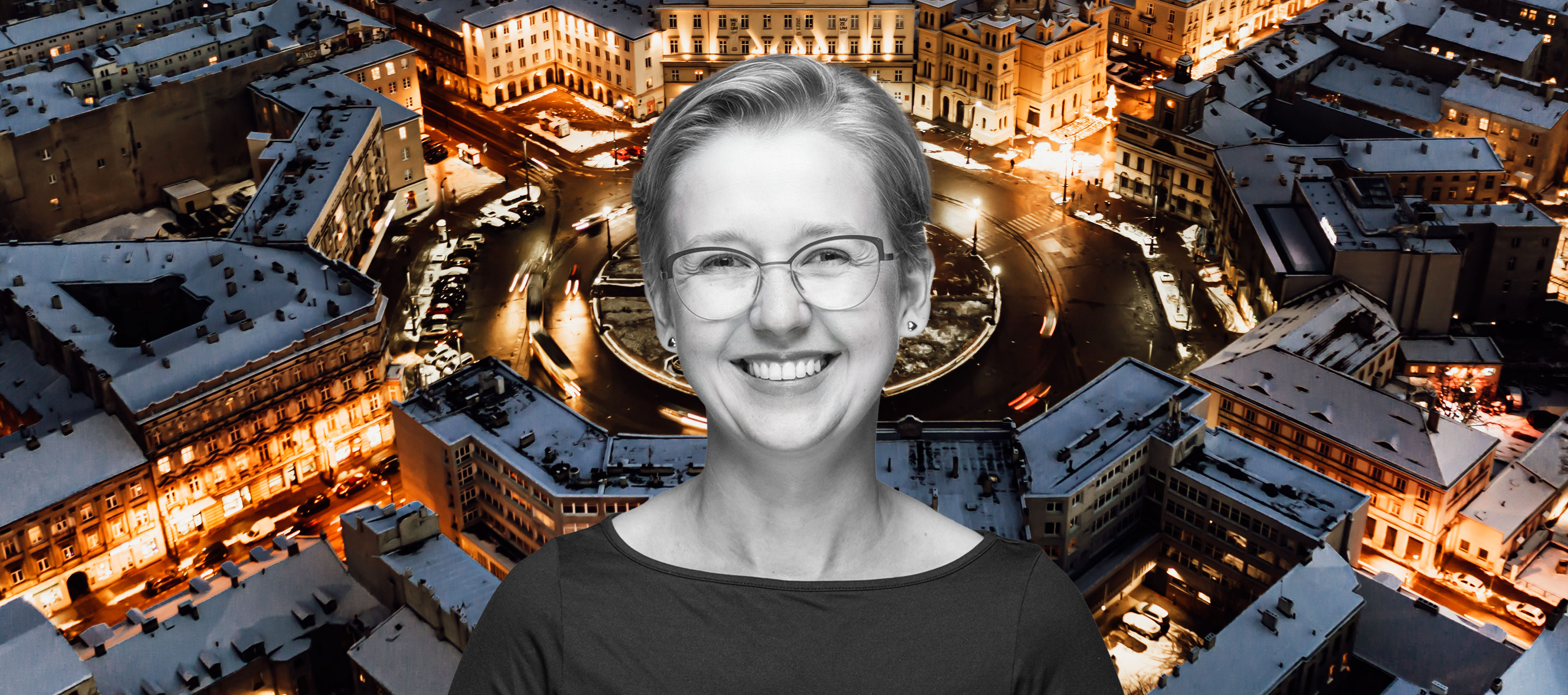 dr Aleksandra Mroczek-Żulicka na tle placu Wolności w Łodzi widzianego z lotu ptaka nocą w zimowej aurze ze śniegiem na dachach budynków