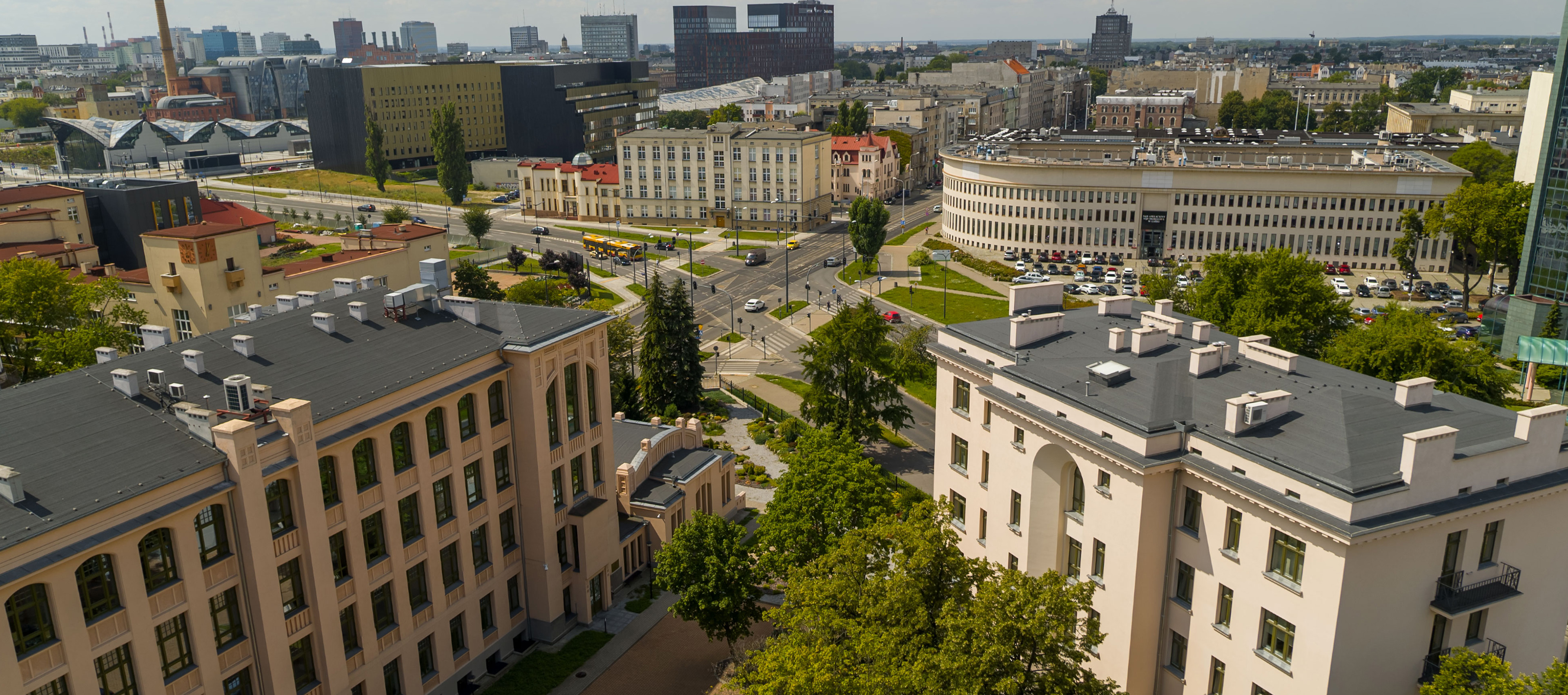 fotografia z widokiem na budynek Rektoratu UŁ i centrum Łodzi
