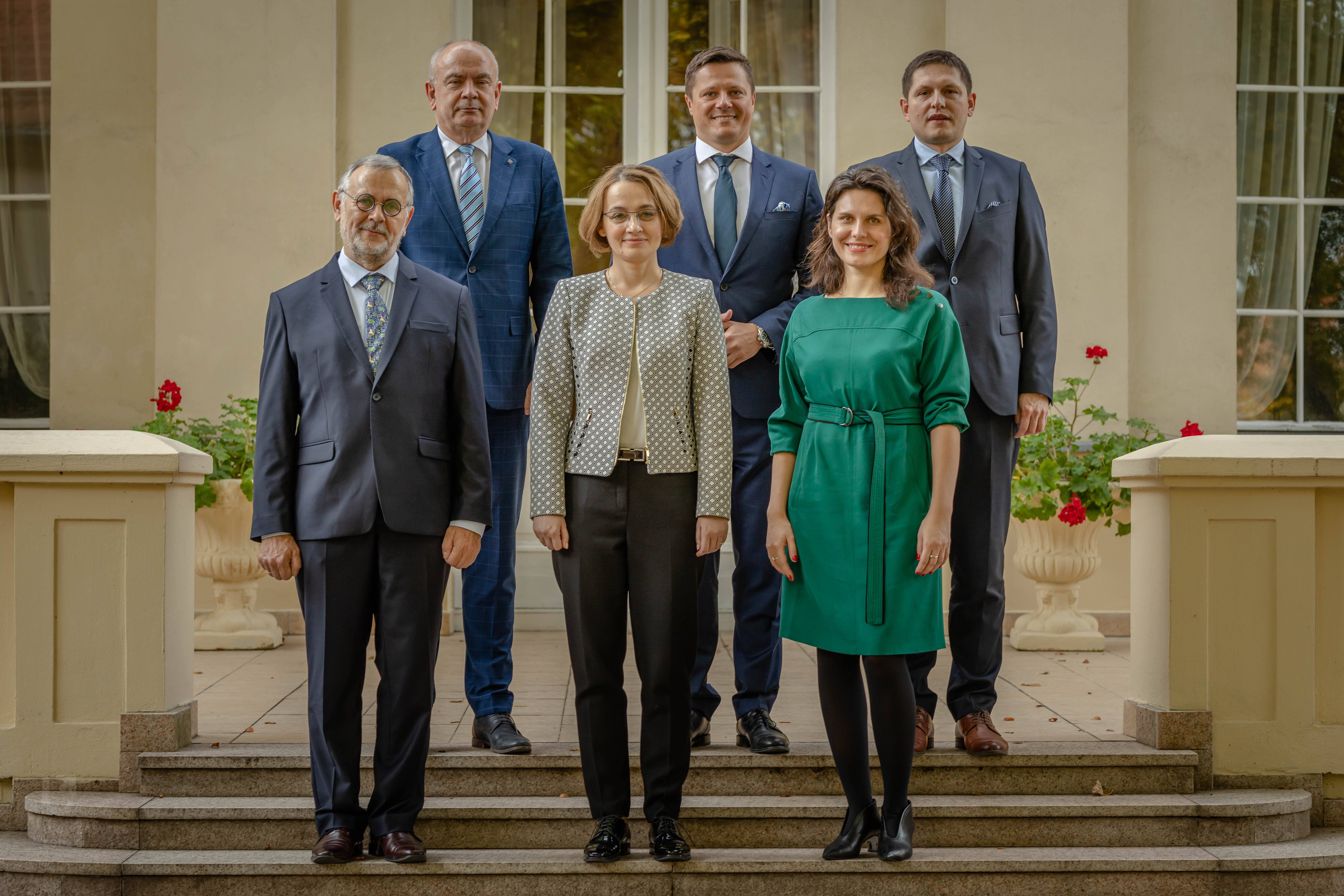 Przedstawiciele łódzki rad na schodach Pałacu Biedermanna