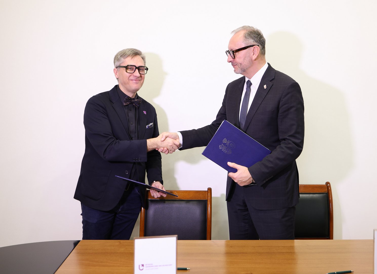Dziekan Wydziału Ekonomiczno-socjologicznego UŁ, dr hab. Mariusz Sokołowicz, prof. UŁ i prezydent miasta Zduńska Wola, Konrad Pokora, po podpisaniu listu intencyjnego