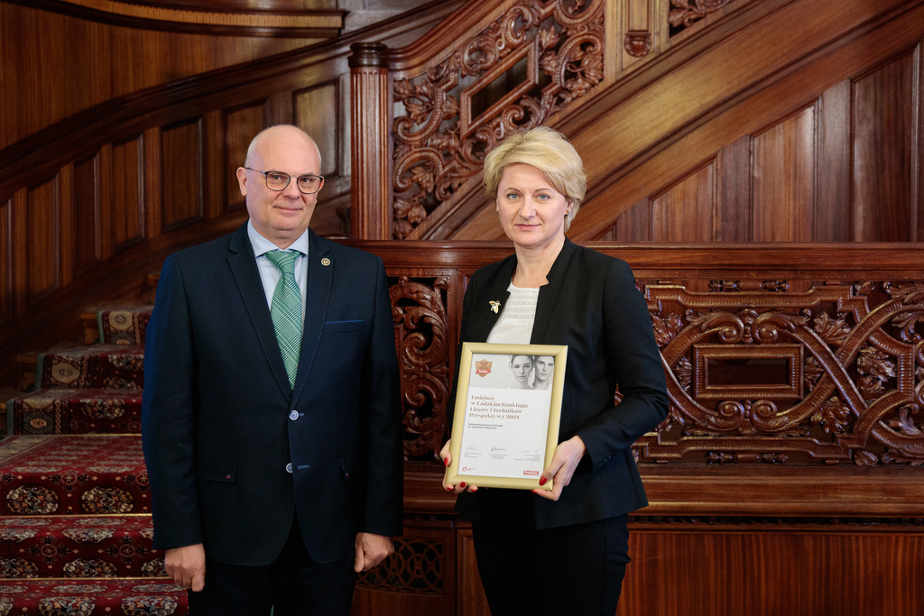 wspólne zdjęcie prof. Roberta Zakrzewskiego i Agnieszki Nagoday-Gębicz, dyrektor Technikum Nowoczesnych Technologii im. Jana Pawła II w Kleszczowie