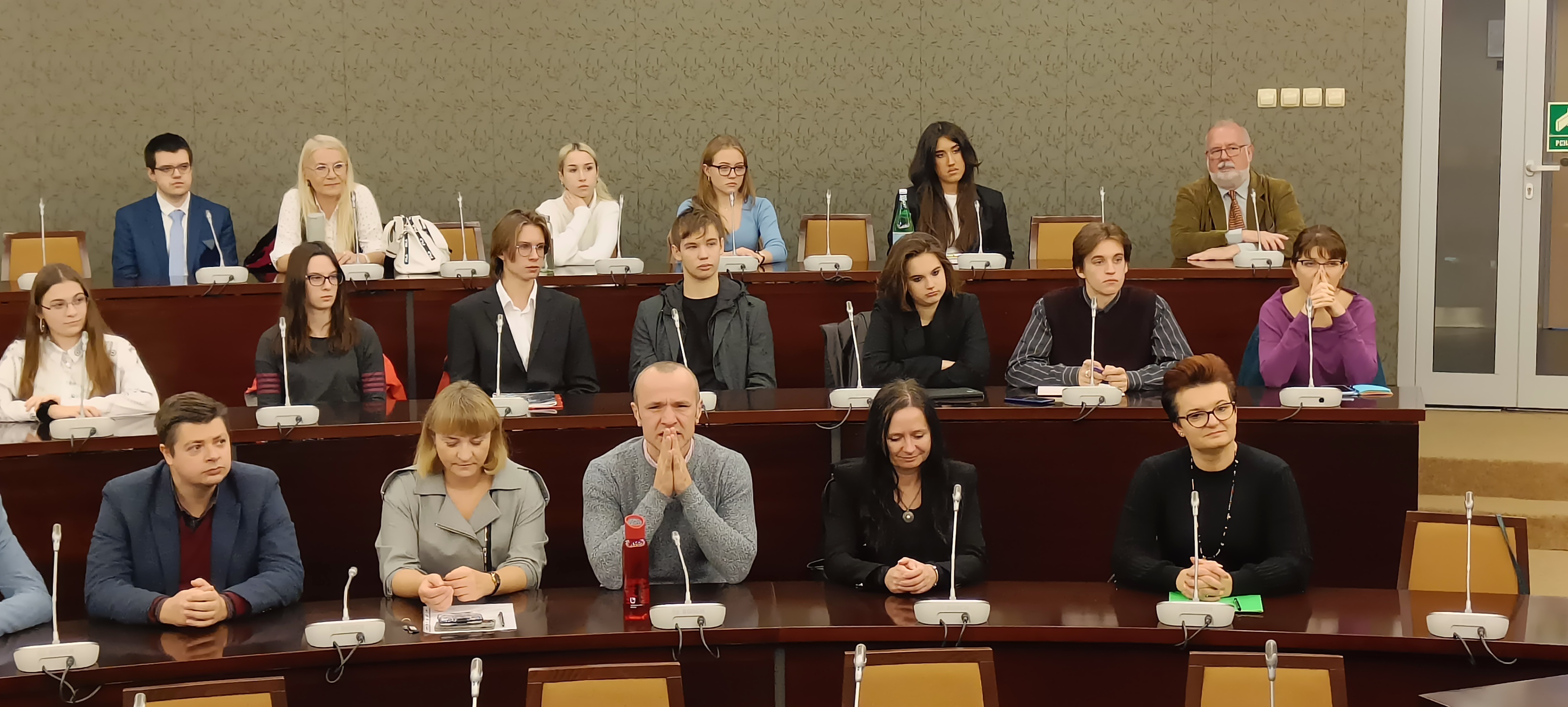 Uczestnicy i mentorzy programu Zdolny uczeń - świetny student" siedzą w auli na inauguracji