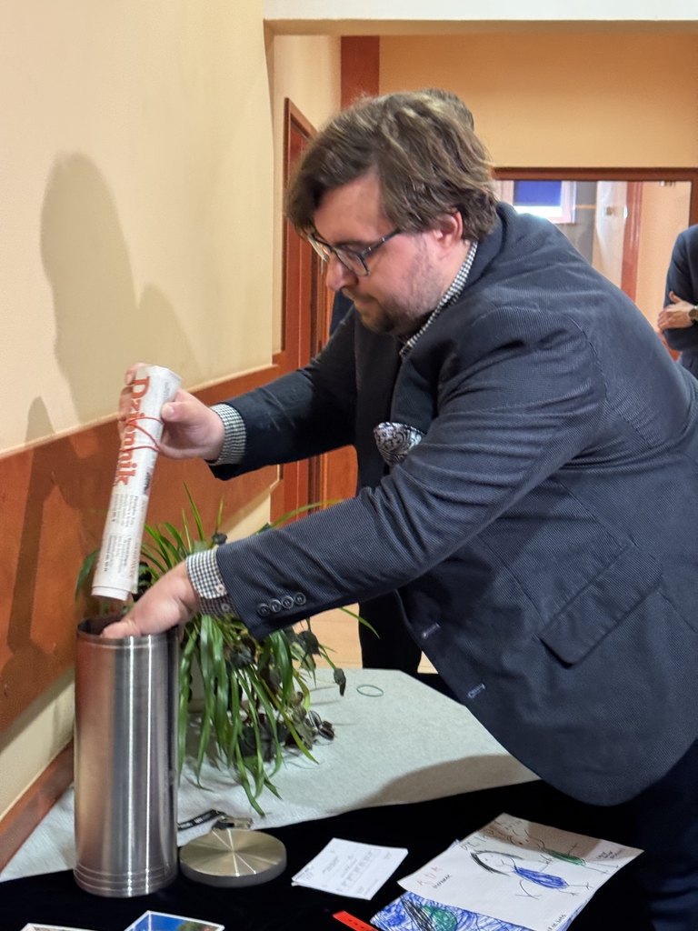 przewodniczący URSS UŁ chowa do kapsuły dzisiejsze wydania gazet