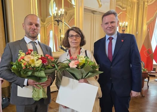 Nagrodzeni prof. dr hab. Joanna Wibig oraz prof. dr hab. Jacek Białek z prorektorem UŁ dr. hab. Radosławem Olszewskim, prof. UŁ