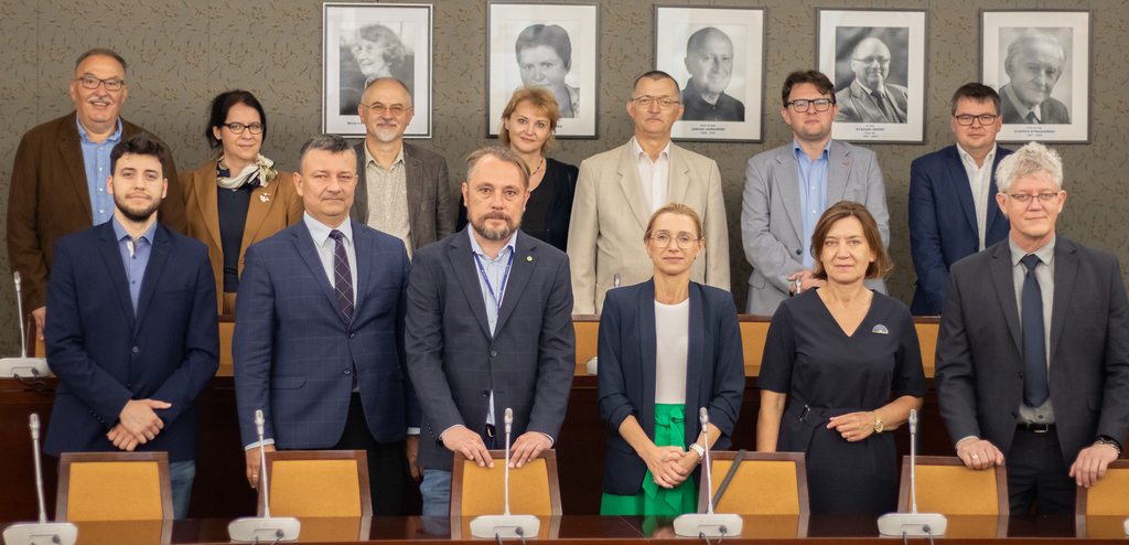 zdjęcie zbiorowe podczas drugiego dnia posiedzenia