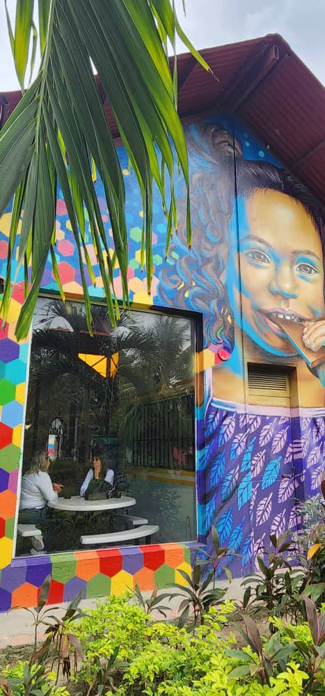 Widok na mural z kobietą jedzącą tabliczkę czekolady