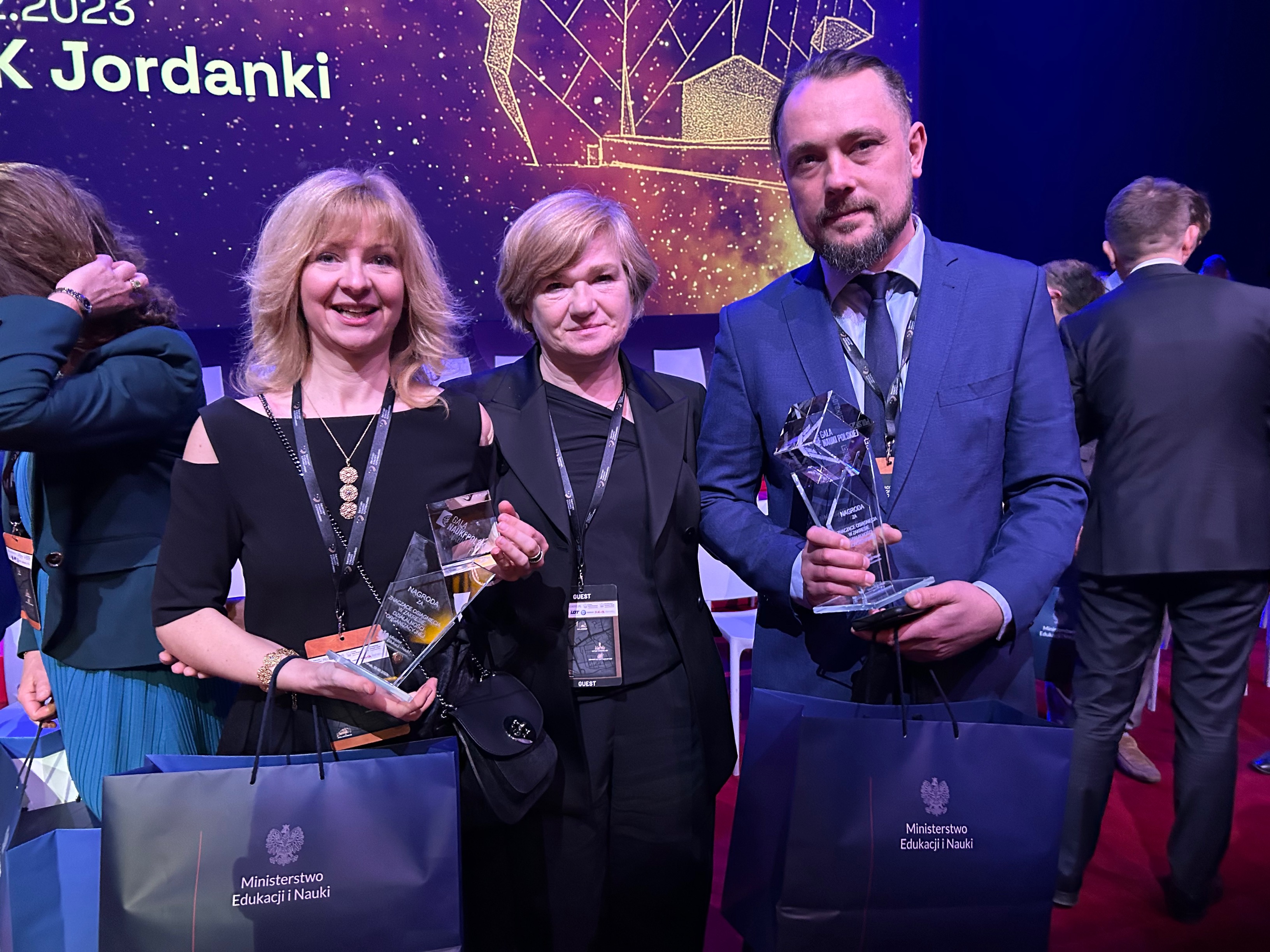Rektor UŁ z dr Dominiką Kaczorowską-Spychalską i prof. Strapagielem podczas gali 