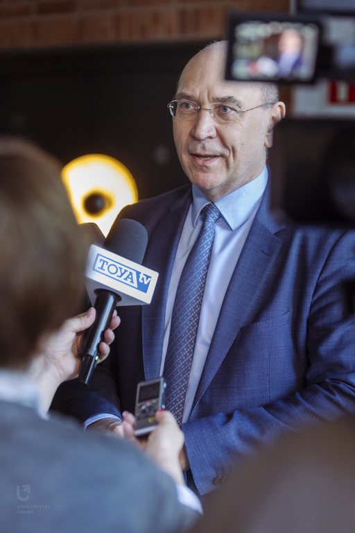Dr Paweł Kowalski z Wydziału Studiów Międzynarodowych i Politologicznych UŁ, podczas briefingu prasowego
