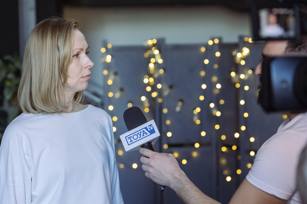 Dr Krystyna Pomorska z Wydziału Nauk o Wychowaniu UŁ, odpowiadająca na pytania dziennikarza