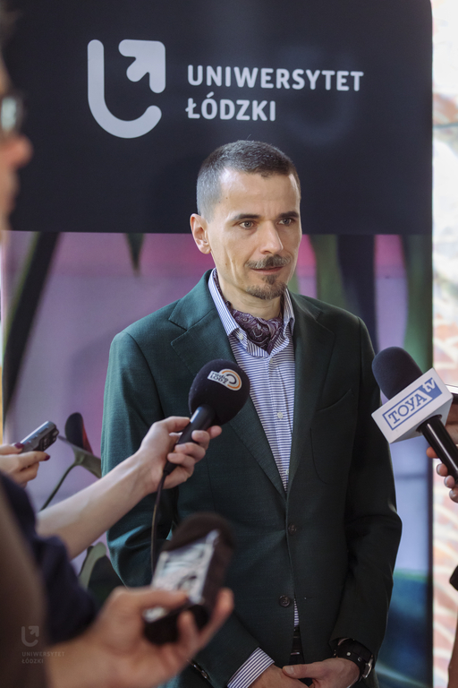 Prorektor UŁ ds. popularyzacji nauki i kształcenia, dr hab. Krzysztof Pabis, prof. UŁ, podczas briefingu prasowego