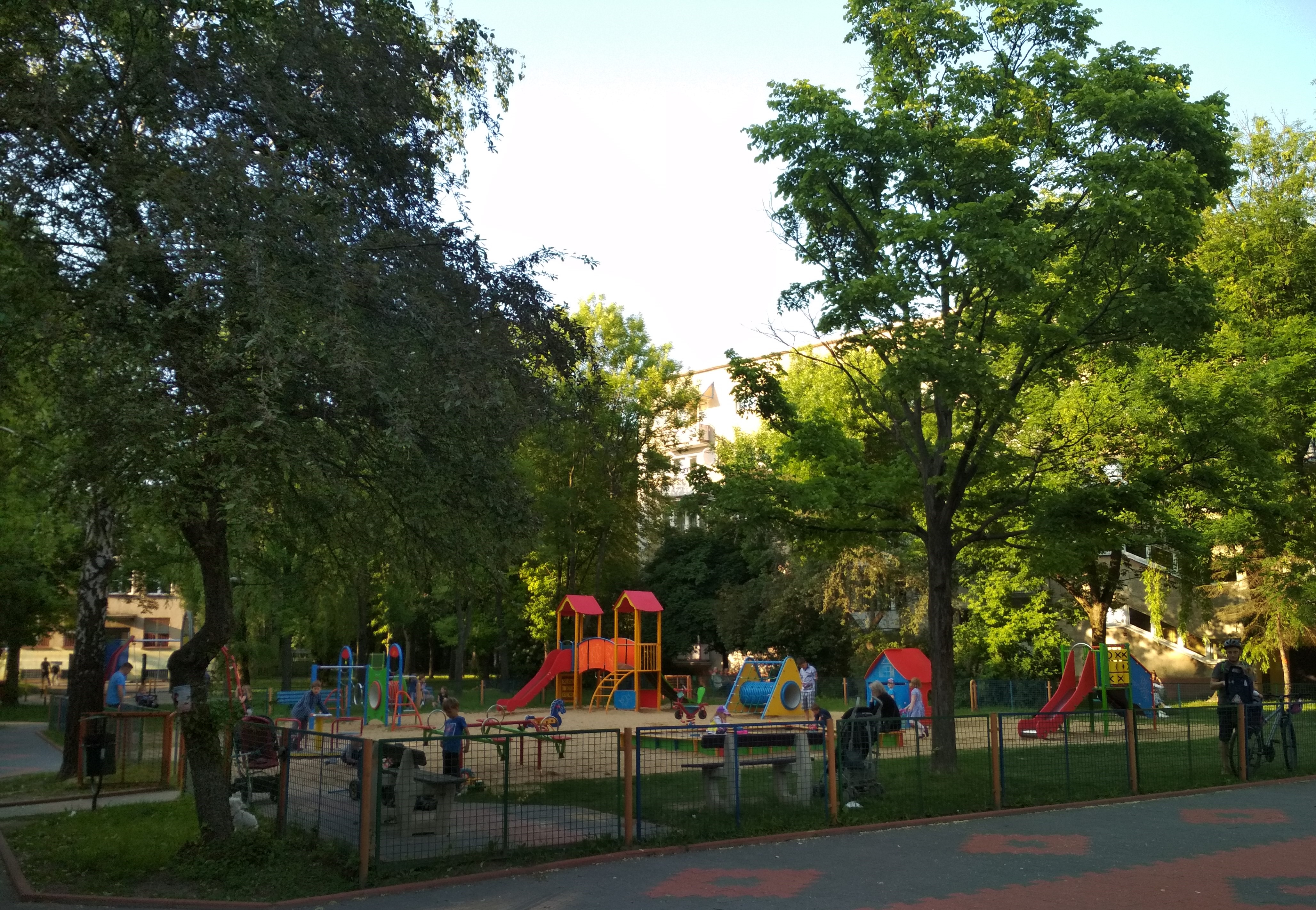 Plac zabaw w zieleni 
