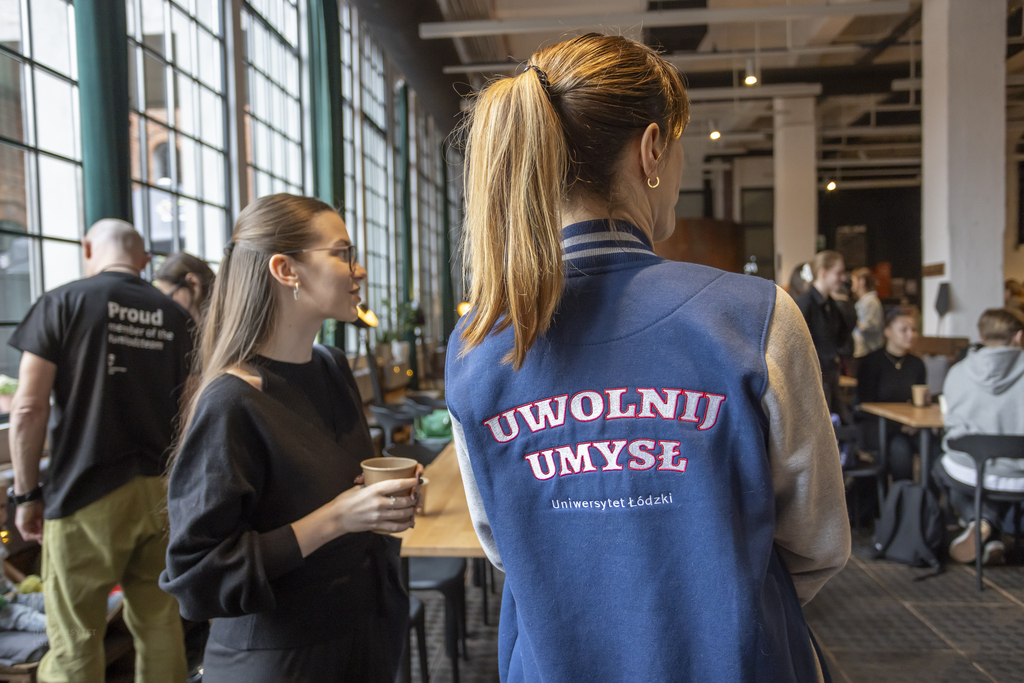 kobieta w bluzie z napisem Uwolnij umysł 