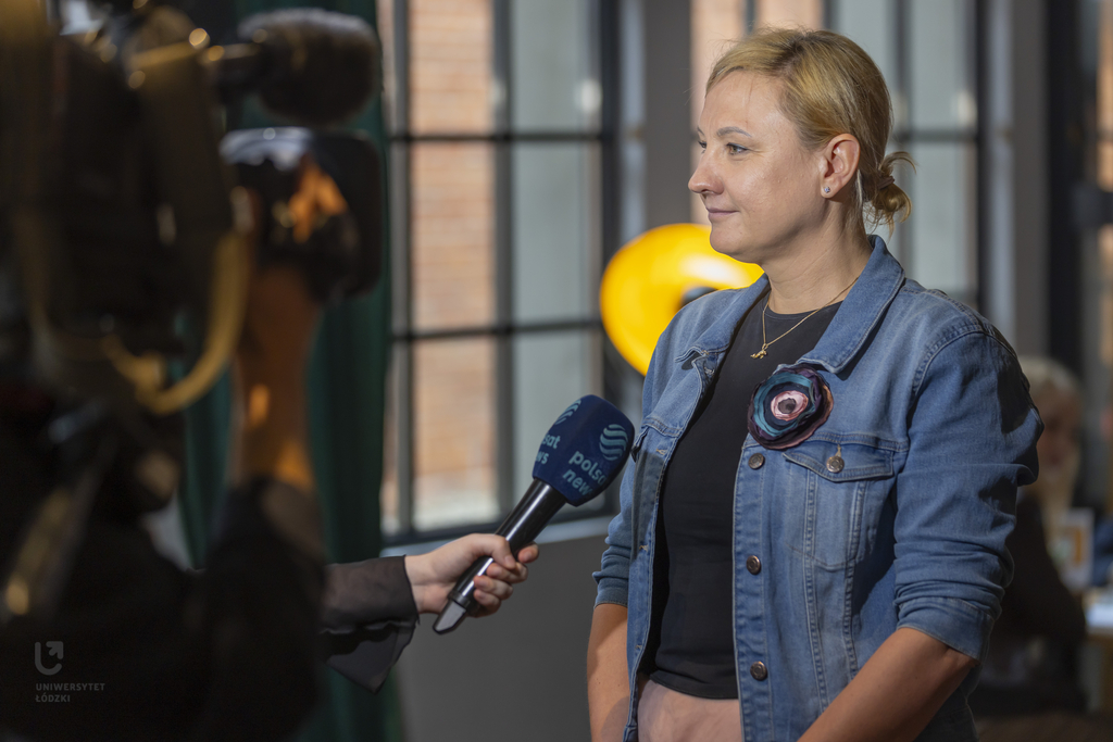 Dr Agata Włodarska-Frykowska (WSMiP) odpowiadająca na pytania dziennikarzy
