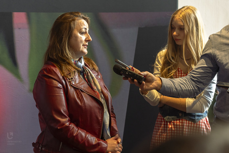 Agnieszka Chudzik (Urząd Miasta Łodzi) podczas rozmowy z dziennikarzem