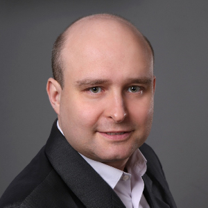 mężczyzna na szarym tle
