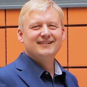mężczyzna na tle cegły